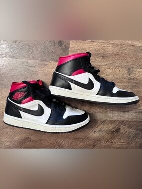 Air Jordan 1 Mid Sneakers